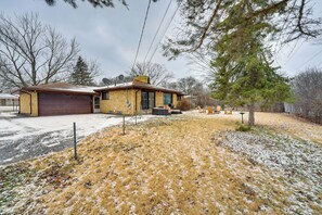 House (3 Bedrooms) | Interior - Fire Pit & Yard: Family Home in Farmington Hills! (Farmington Hills)