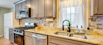 Mtn-view Gem w/ Hot Tub & Fire Pit in North Conway