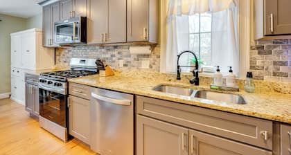 Mtn-view Gem w/ Hot Tub & Fire Pit in North Conway