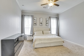 House (4 Bedrooms) | Interior - 22 Mi to Dtwn Houston: Spacious Baytown Home! (Baytown)
