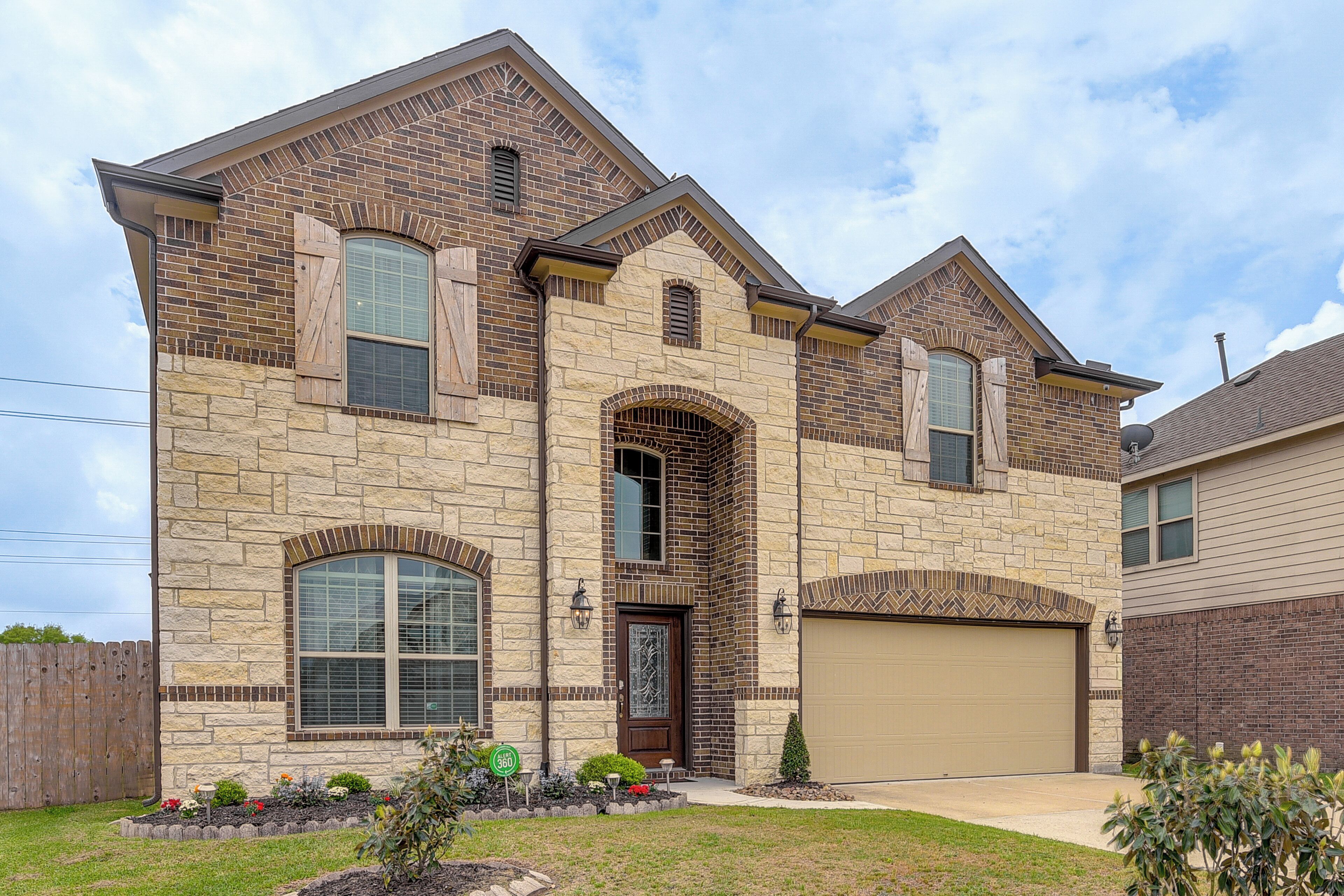 House (4 Bedrooms) | Front of property