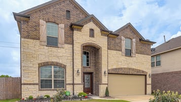 House (4 Bedrooms) | Front of property