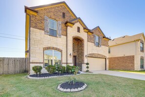House (4 Bedrooms) | Interior - 22 Mi to Dtwn Houston: Spacious Baytown Home! (Baytown)