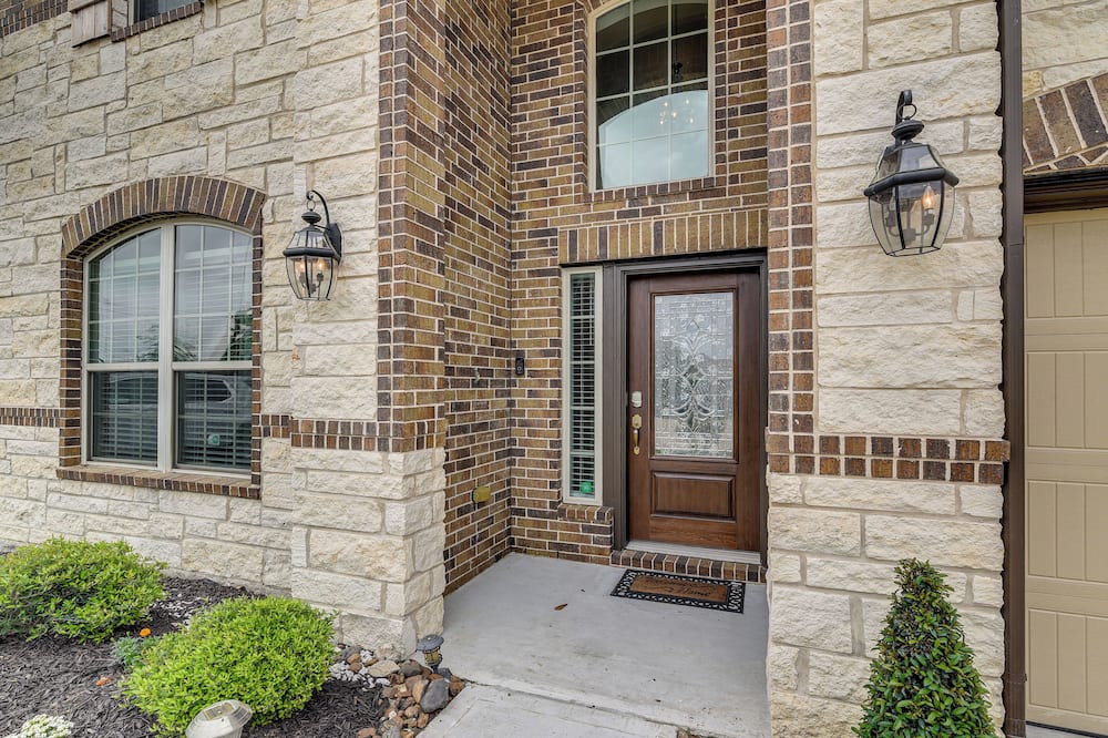 22 Mi to Dtwn Houston: Spacious Baytown Home! - Old River-Winfree, TX