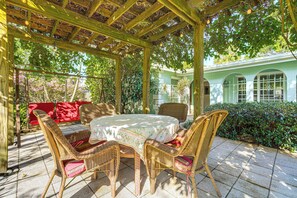 Outdoor dining - 1 Mi to Dtwn Stuart: Home w/ Pergola & Garden! (Stuart)