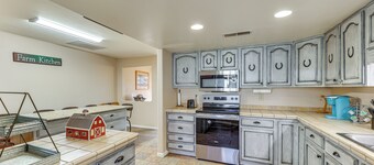 Near Golfing & Green Spaces: Florence Family Home!