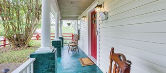 Farmhouse on 1 Acre Near Historic Dtwn Danville