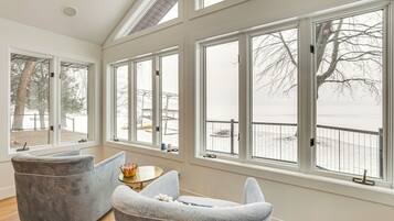 House (5 Bedrooms) | Interior