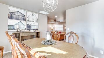 House (5 Bedrooms) | Interior