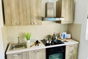 Fridge, microwave, oven, stovetop - Birgu Center 2BR Comfort Apartment (Birgu)
