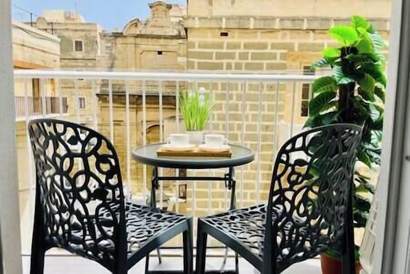 Outdoor dining - Birgu Center 2BR Comfort Apartment (Birgu)