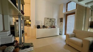Smart TV, books, music library, stereo - Nolo Square Apartment living loft with metro stop less than 5 minutes walk away. (Milano)