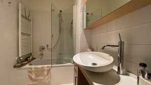 Sèche-cheveux, bidet, serviettes fournies, savon