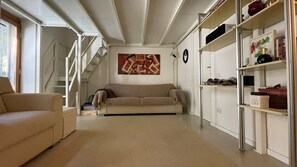 TV connectée, livres, médiathèque, chaîne hi-fi