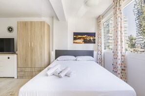 Iron/ironing board, bed sheets