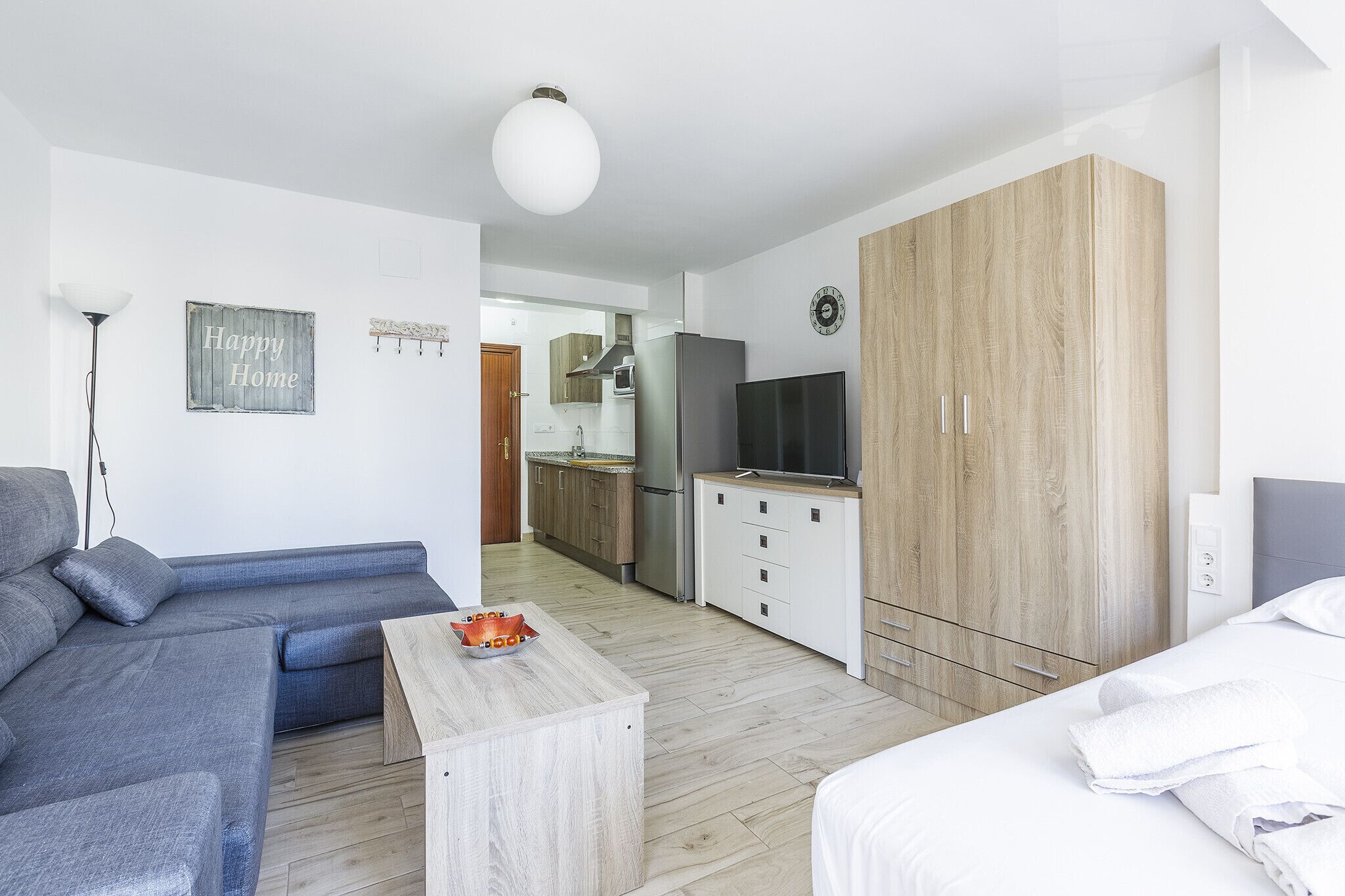 Tabla de planchar con plancha, wifi gratis y ropa de cama 