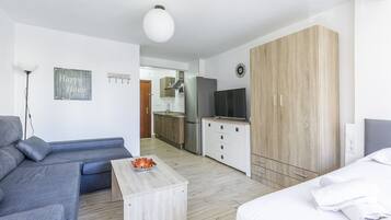 Tabla de planchar con plancha, wifi gratis y ropa de cama