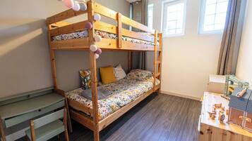 3 bedrooms, desk, travel crib, free WiFi