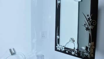 Basic-Doppelzimmer | Badezimmer | Kostenlose Toilettenartikel, Handtücher, Seife, Shampoo