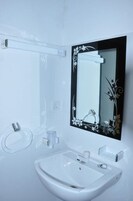 Habitación básica doble | Baño | Artículos de higiene personal gratuitos, toallas, jabón y champú