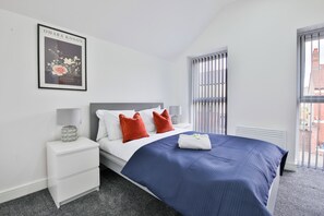 Rumah, 2 kamar tidur, dapur | 2 kamar tidur, meja kerja, dan ruang kerja ramah laptop