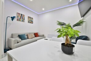 House, 2 Bedrooms, Kitchen | Living room | Flat-screen TV - Modern 2 Bed House - Sleeps 4 (Cardiff)