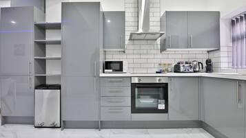 House, 2 Bedrooms, Kitchen | Private kitchen | Full-sized fridge, microwave, oven, stovetop