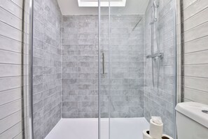 House, 2 Bedrooms, Kitchen | Bathroom | Shower, free toiletries, hair dryer, towels - Modern 2 Bed House - Sleeps 4 (Cardiff)