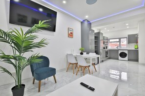 House, 2 Bedrooms, Kitchen | Living area | Flat-screen TV - Modern 2 Bed House - Sleeps 4 (Cardiff)