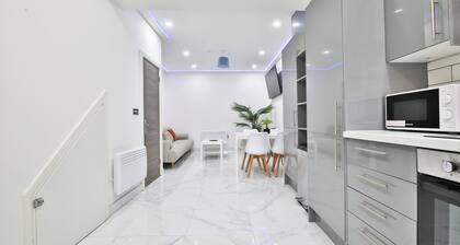 Modern 2 Bed House - Sleeps 4