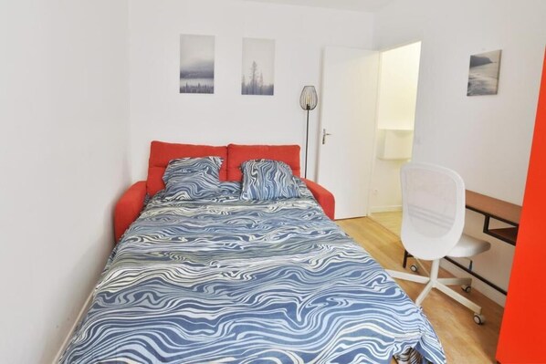 1 chambre, bureau, fer et planche à repasser, lit de bébé portatif