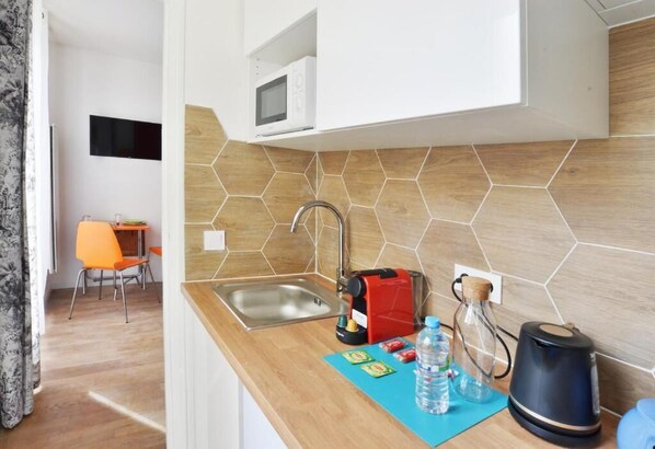 Kjøleskap, mikrobølgeovn, ovn og kokeplater