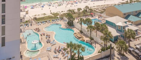 Een binnenzwembad en een verwarmd zwembad