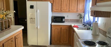 Réfrigérateur, four à micro-ondes, un four, surface de cuisson