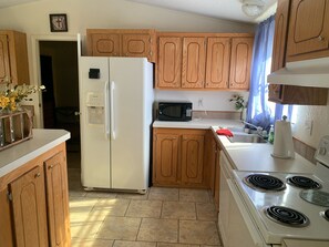 Fridge, microwave, oven, stovetop - Charl & Jami’s 2nd Marais Rental- cozy for family and our worker crews! (Hydro)