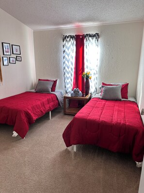 3 bedrooms, travel cot, WiFi, bed sheets - Charl & Jami’s 2nd Marais Rental- cozy for family and our worker crews! (Hydro)