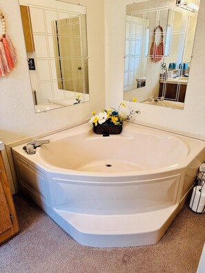 Shower, hair dryer, towels, soap - Charl & Jami’s 2nd Marais Rental- cozy for family and our worker crews! (Hydro)