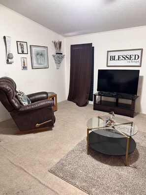 Smart TV - Charl & Jami’s 2nd Marais Rental- cozy for family and our worker crews! (Hydro)