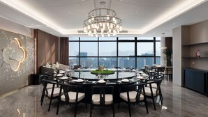 A modern dining room with a round table set for eight, surrounded by chairs. - Days Inn by Wyndham Hangzhou Gongshu (Hangzhou)