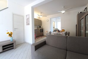 Maison, balcon, vue sur le jardin | Aire de séjour | Téléviseur à écran plat de 32 po avec télévision par câble