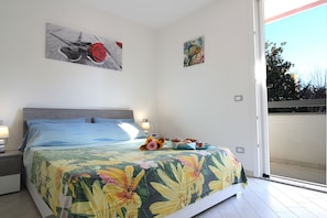Maison, balcon, vue sur le jardin | 2 chambres, fer et planche à repasser, accès au Wi-Fi (inclus)