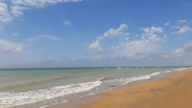 A beach with a clear sky and calm sea. - Villetta Elena, Ac, Wifi, Lido Degli Scacchi (Comacchio)