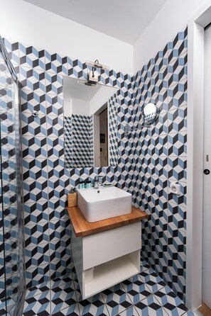 Douche, sèche-cheveux, serviettes fournies, savon