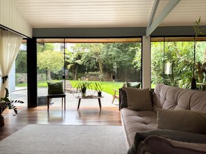 Villa | Oppholdsområde | En 40-tommers TV med Parabol-TV