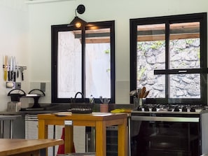 Villa | Cocina privada | Cafetera y tetera y tostadora 
