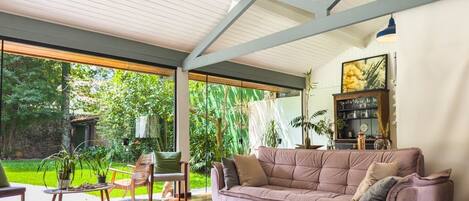 Villa | Oppholdsområde | En 40-tommers TV med Parabol-TV