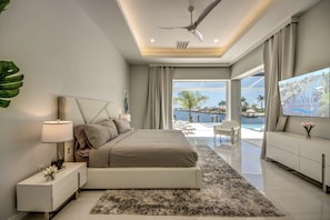 4 bedrooms, iron/ironing board, free WiFi, bed sheets - The Pearl - luxury high end villa on water, pool, spa (Cape Coral)