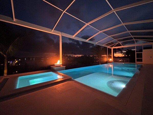 Una piscina al aire libre, una piscina climatizada