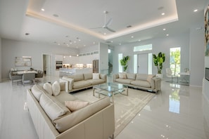 Smart TV, stereo - The Pearl - luxury high end villa on water, pool, spa (Cape Coral)