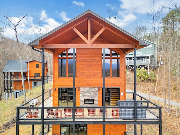 Terrace/patio - Modern Cabin w/Arcade Game|Fireplace|Private Hot Tub (GATLINBURG)
